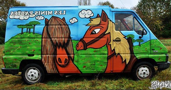 Camion de la ferme pédagogique itinérante Les Minis Pattes avec illustrations d’animaux dans le Lot