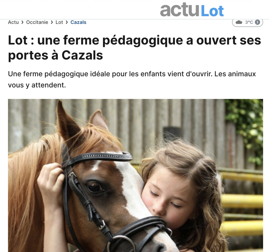 Enfant câlinant un poney lors d’une visite à la ferme pédagogique Les Minis Pattes à Cazals