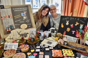 Stand Les Minis Pattes lors d’un marché de Noël avec créations artisanales au profit de la ferme pédagogique